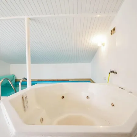 Cozy In With Outdoor Swimming Pool *